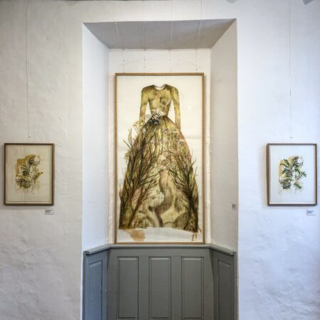 Trois tableaux de l'exposition "En Robe" à l'Abbaye de l'Escaladieu.