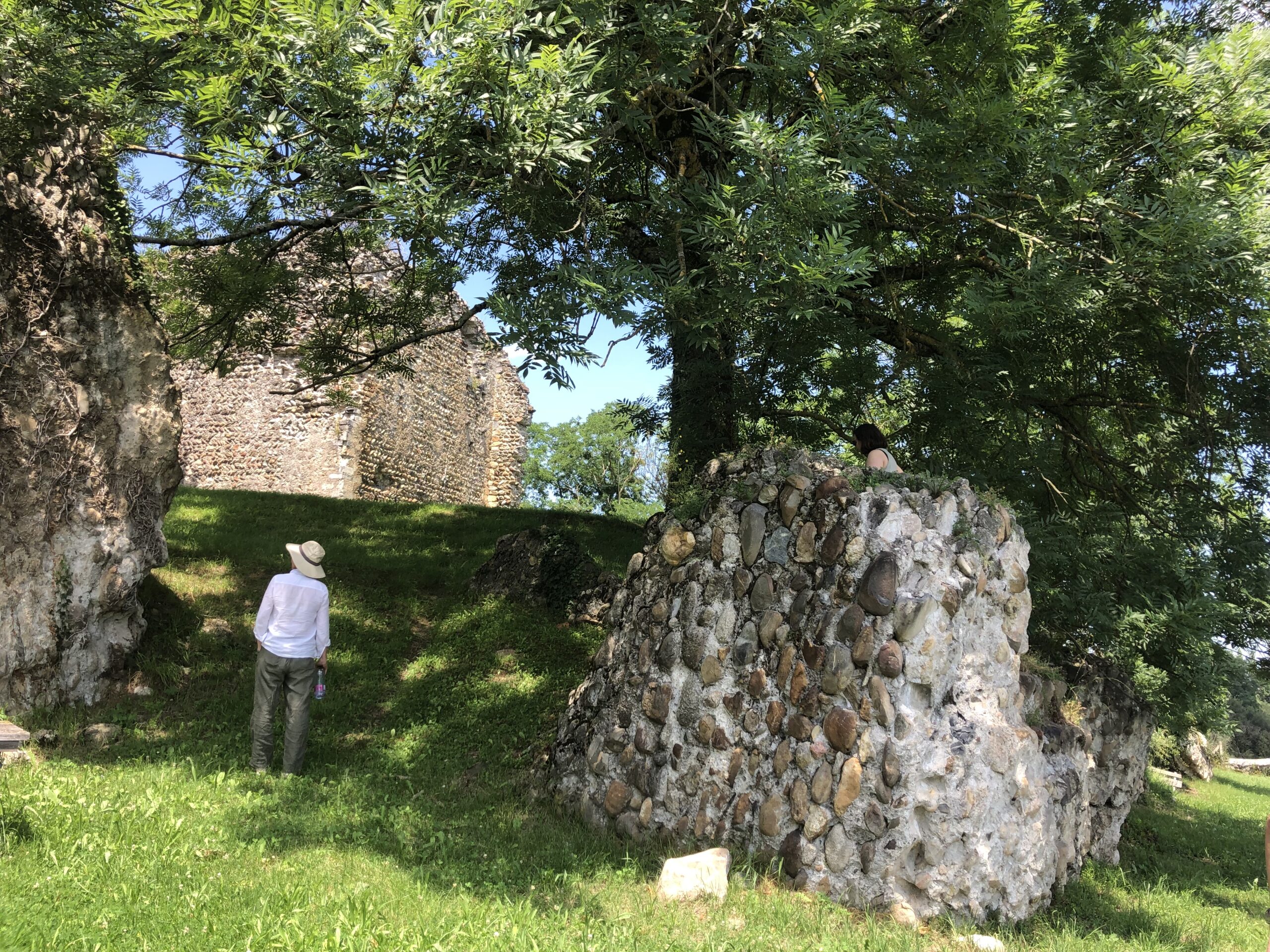 Promeneuse déambulant dans les vestiges du château de La Barthe