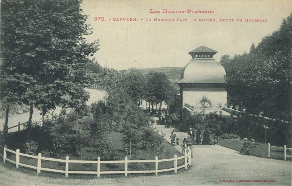 Carte postale ancienne montrant le Nouveau Parc de Capvern-les-Bains et la route du Bourridé, avec des promeneurs et le pavillon du parc au début du XXe siècle.