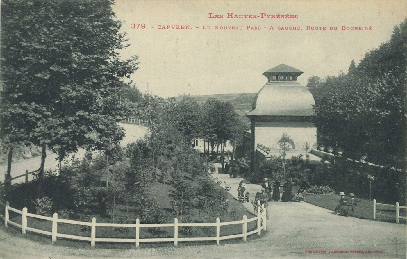 Thermes de la Hount Caoute Carte postale ancienne montrant le Nouveau Parc de Capvern-les-Bains et la route du Bourridé, avec des promeneurs et le pavillon du parc au début du XXe siècle.